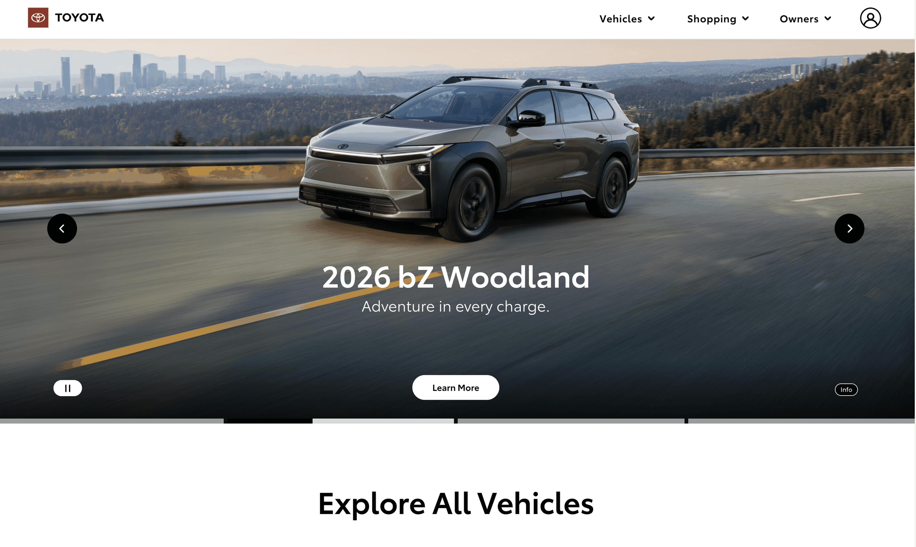 Ein grauer Toyota SUV als Teil eines Startseiten-Karussells. Die Play-Pause-Funktion ist auf Play gesetzt.